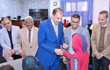 تسلم 100 كفالة للأسر الأولى للرعاية 