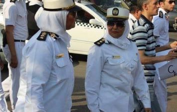 رجال الشرطة بالزي الأبيض