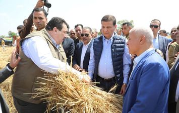 وزير الزراعة خلال موسم حصاد القمح