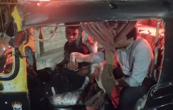 رئيس مدينة بقنا يتنكر كمواطن مستقلًا &quot;توك توك&quot; 