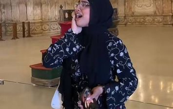 فتاة تؤذن داخل مسجد قلعة صلاح الدين 