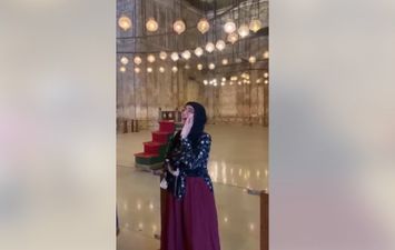 الفتاة وهي تؤذن 