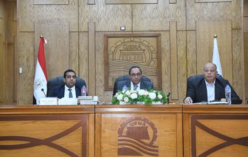 جانب من اجتماع المجلس التنفيذي بقنا