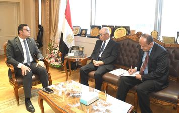 وزير الاسكان وسفير اليابان