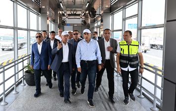 رئيس الوزراء يرافقه وزير النقل يتفقدان المرحلة الأولى من التشغيل التجريبى لمشروع الأتوبيس الترددي