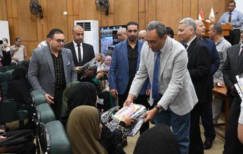 جانب من تسليم جوازات السفر للحجاج