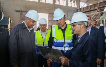 وزير قطاع الاعمال اثناء زيارته لشركة النحاس