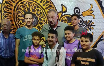 الخطيب يلتقط صورًا تذكارية مع الأطـفال بقنا 
