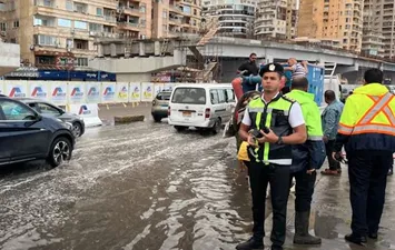 الداخلية تُخفف معاناة المواطنين في أزمة الأمطار 