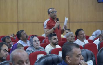اجتماع محافظ بورسعيد مع اصحاب كافتيريات الشاطىء