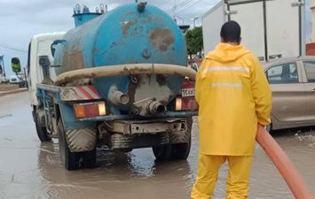 جانب من رفع مياه الأمطار 