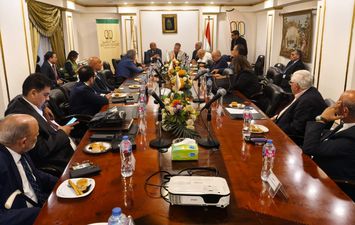 رئيس البورصة اثناء لقاءه اتحاد المستثمرين