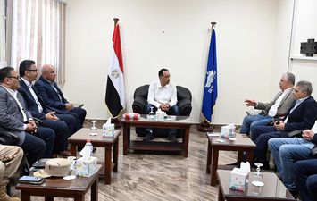 رئيس الوزراء يبدأ زيارة لتفقد وافتتاح عددٍ من مشروعات &quot;المنطقة الاقتصادية لقناة السويس&quot; شرق وغرب بورسعيد