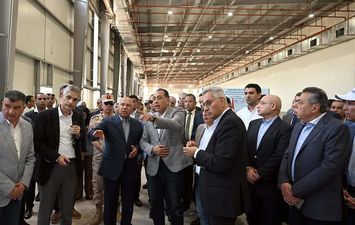 رئيس الوزراء يتفقد مصنع الشركة الوطنية المصرية لصناعات السكك الحديدية 