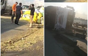 سقوط تريلا محملة بالقمح