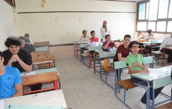 طلاب الإعدادية 