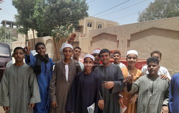 فرحة الطلاب عقب أداء امتحان الشهادة الإعدادية الأزهرية بسوهاج 
