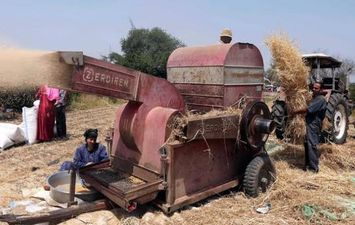 ماكينة دراسة القمح