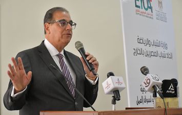 مش هتلاقي الدولار واليورو في الشارع.. نائب وزير الخارجية يحذر الشباب من مخاطر الهجرة غير الشرعية