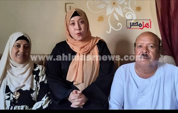 هويدا الجبالى وزوجها تتوسطهما ابنتهما