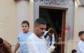 توزيع الحلوى عقب صلاة عيد الأضحى بقنا 