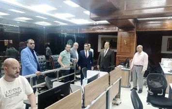 نائب محافظ قنا يتابع سير العمل بمركز السيطرة 