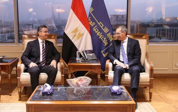 وزير الاتصالات ورئيس جهاز التجارة الداخلية 