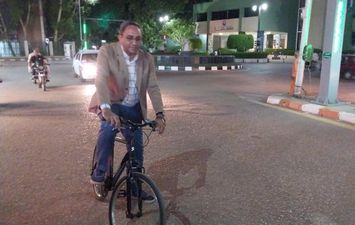 محافظ قنا يتجول بدراجة هوائية بشوارع المدينة 