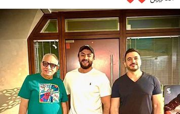 العوضي مع أحمد المنتج أحمد السبكي والمخرج كريم السبكي 