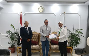 محافظ قنا يكرم بطل العالم في الووشو كونغ فو تقديرًا لإنجازاته الدولية