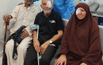طبيب بقنا يجري عمليات مياه بيضاء بالمجان لمسنين من عزة