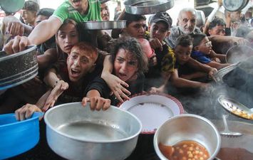 توزيع المساعدات الإنسانية في غزة