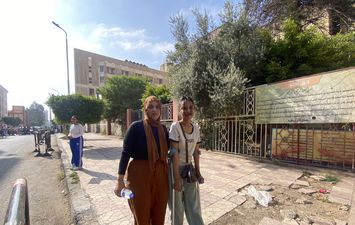 &laquo;أمك هي جيشك الوحيد&raquo;| روان طالبة ثانوية عامة تذهب للامتحان على &laquo;عكاز&raquo; لتعرضها لحـ..ـادث.. ووالدتها تساندها للجنة ببورسعيد