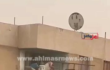 أب يتعدي على ابنته