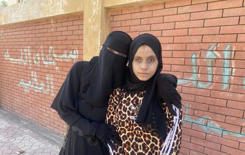 أم تصطحب ابنتها من ذوات البصيرة الى لجنتها فى الثانوية العامة ببورسعيد 