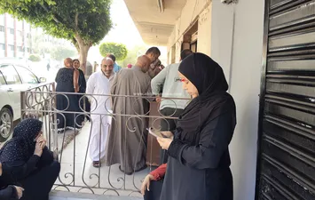 أولياء الأمور يقرأون القرآن الكريم لأبنائهم 