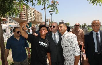 الأهالى يلتقطون صور السيلفى مع محافظ بنى سويف 