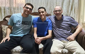 الأول على الشهادة الإعدادية الأزهرية بالشرقية يتوسط أسرته