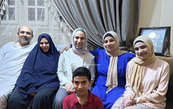 الطالبة تتوسط أسرتها