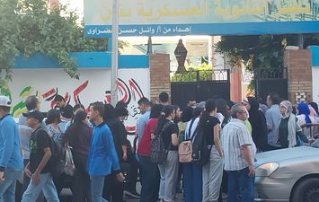 الطلاب أمام لجنة الامتحان 