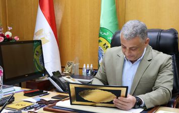 اللواء اكرم جلال محافظ الإسماعيلية في إتقالا هاتفياً بالطلاب  