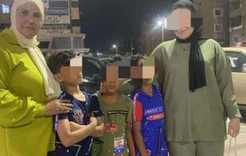 بعد نشر أهل مصر &quot; رجوع ثلاثة صغار كانوا ينامون فى مدخل عمارة ببورسعيد لحضن أمهم