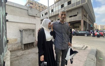 بيقولوا لى أنى  شبهك حتة منك .. ولى امر يدعم ابنته امام لجنة الثانوية العامة ببورسعيد 