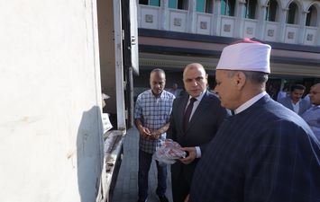  توزيع 2 طن لحوم صكوك أضاحي للأسر الأولى بالرعاية بمراكز المحافظة