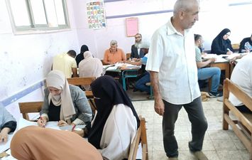 جانب من أعمال تصحيح أوراق امتحانات الشهادة الإعدادية بكفر الشيخ 