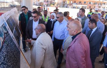 جانب من جولة وزير الإسكان بكورنيش الإسكندرية