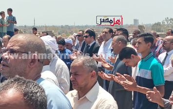 جانب من مشاركة نائب محافظ سوهاج في تشييع جنازة مدير العلاقات العامة بالديوان 