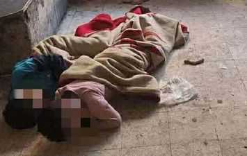 جحود أب.. رجل يلقي بأولاده الثلاثة في الشارع  ببورسعيد ويبتز والدته بعد طلبها رعايتهم: هاتي فلوس وخديهم من الشارع