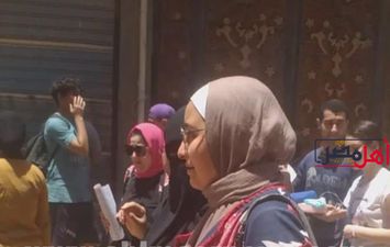 حزن وبكاء طالبات الثانوية العامة بكفر الشيخ لصعوبة امتحان الإنجليزي  
