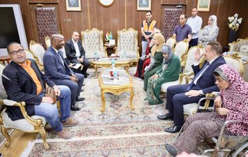 فتاتين من ذوي الاحتياجات الخاصة 